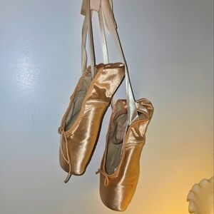 Vintage Pink Ballet Pointe Shoes